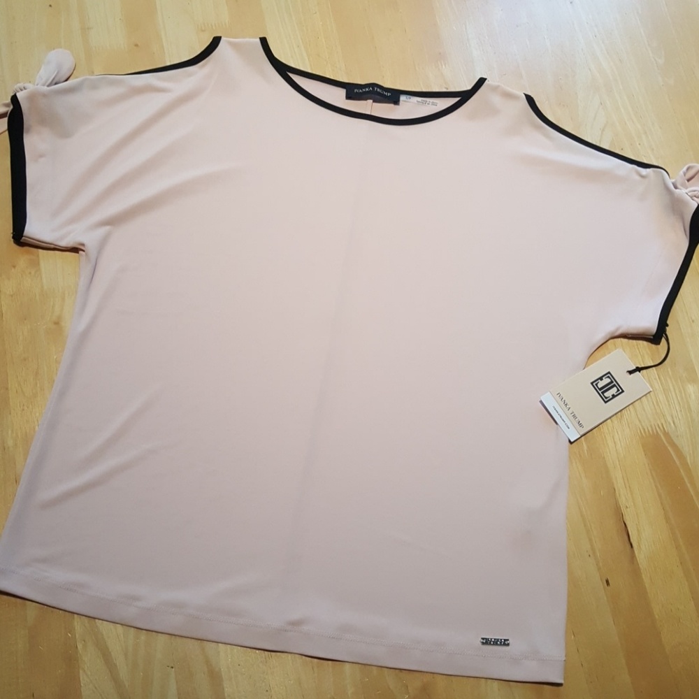 Short sleeve cold-shoulder blouse